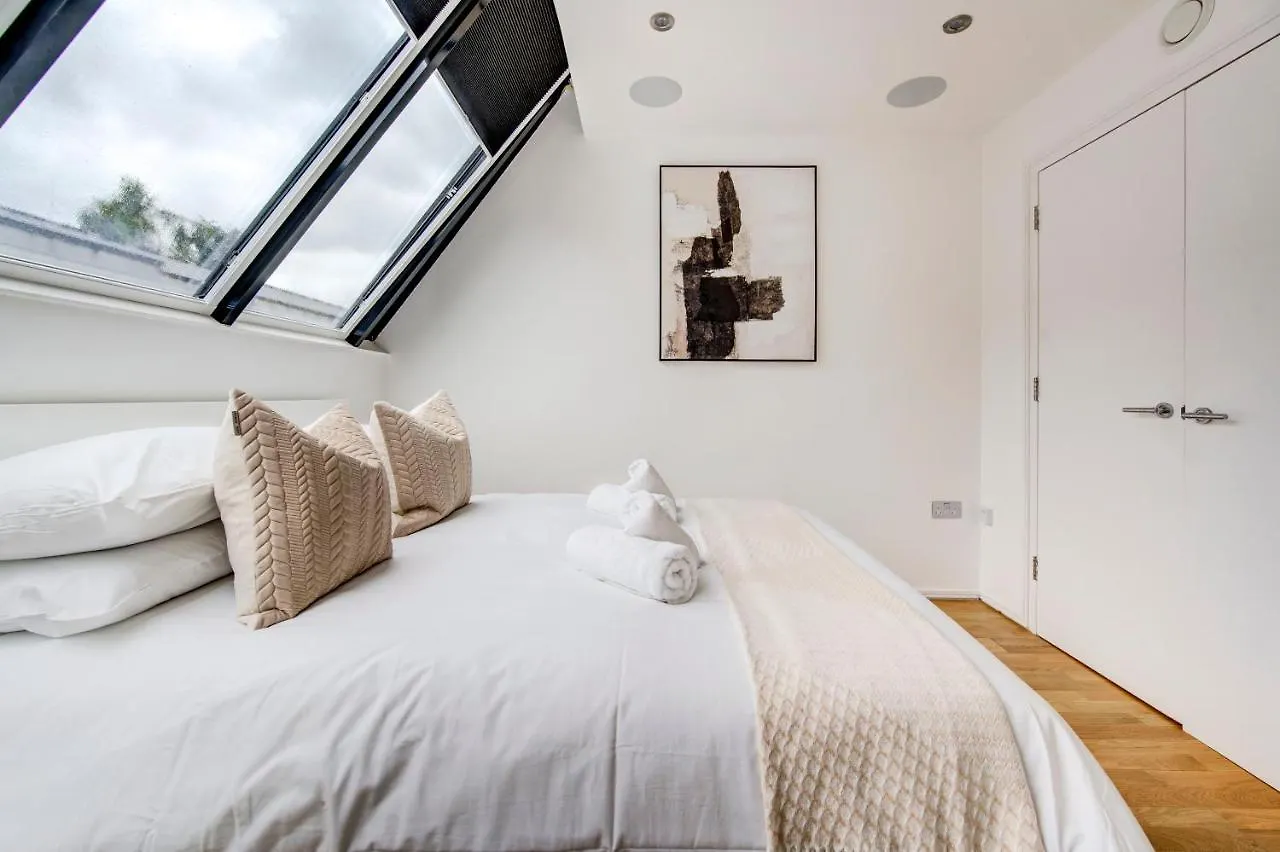 Shoreditch 3-Storey Maisonette - By Living Elite Apartments London